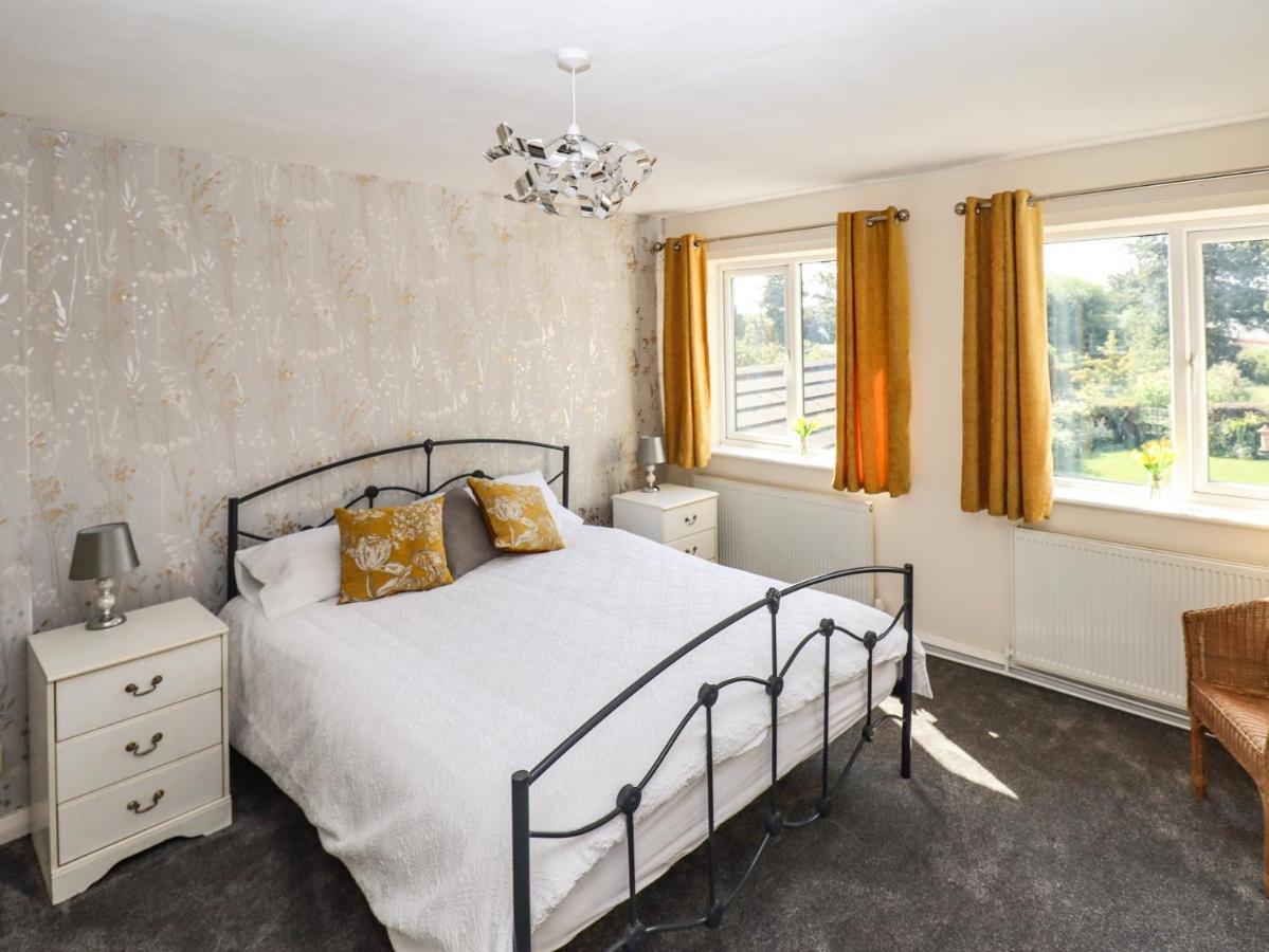 8 Heatons Bridge Road Villa Ormskirk Exteriör bild