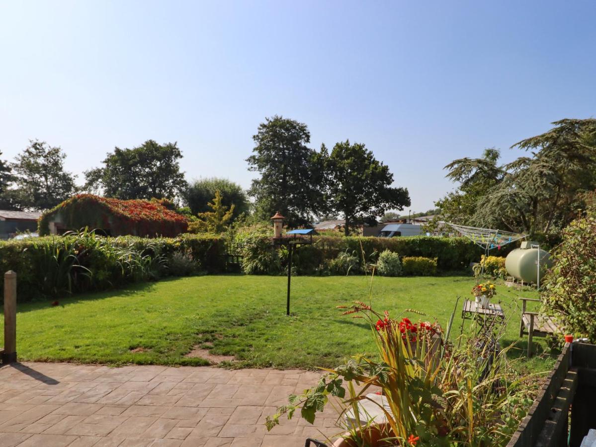 8 Heatons Bridge Road Villa Ormskirk Exteriör bild