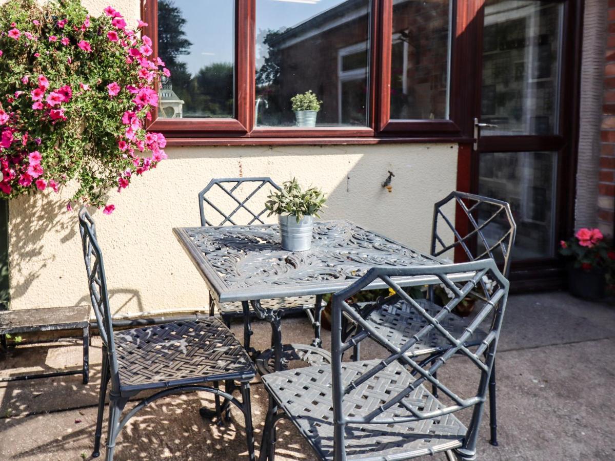 8 Heatons Bridge Road Villa Ormskirk Exteriör bild