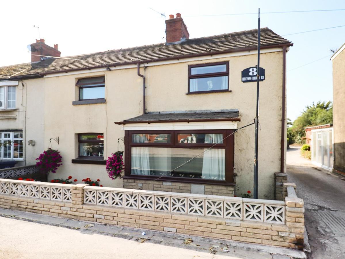 8 Heatons Bridge Road Villa Ormskirk Exteriör bild