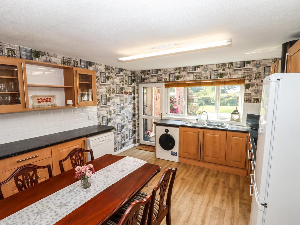 8 Heatons Bridge Road Villa Ormskirk Exteriör bild