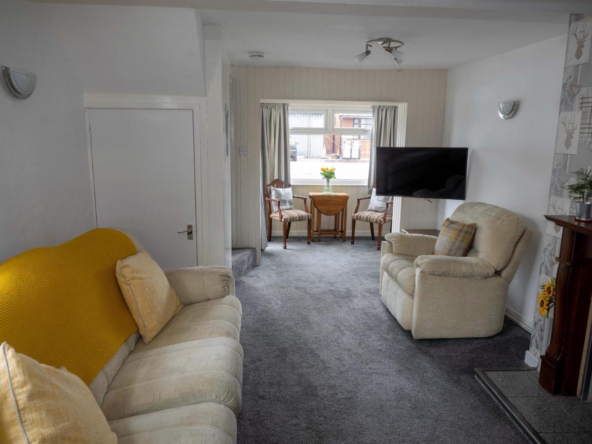 8 Heatons Bridge Road Villa Ormskirk Exteriör bild